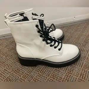 Madden Girl Carra off white Combat boots size 7M
