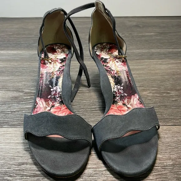 Marion parke gray sandals size 8.5 (f185)