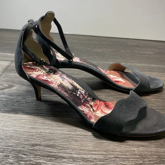 Marion parke gray sandals size 8.5 (f185)