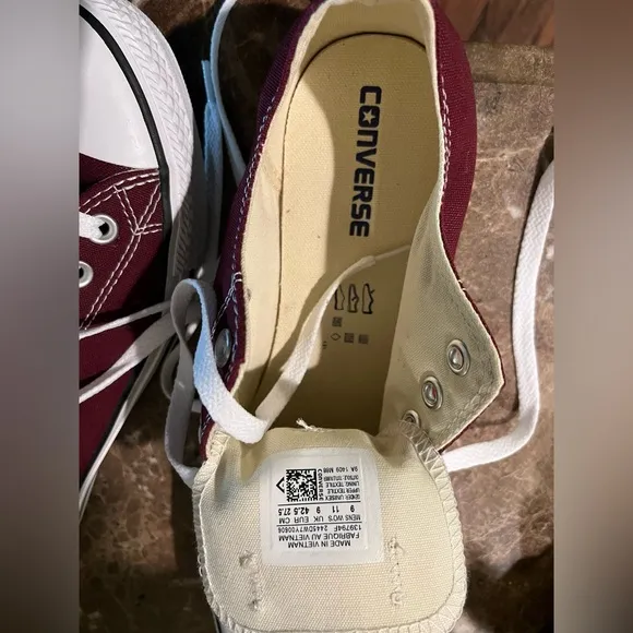 Maroon All-Star Converse men’s Low-Top Sneakers 9M /11W