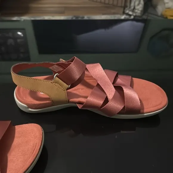 Merrell Dusty Rose Pink Redwood Sandals Adjustable Strap Vacation NWOB Size 9