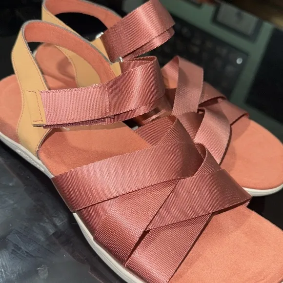 Merrell Dusty Rose Pink Redwood Sandals Adjustable Strap Vacation NWOB Size 9