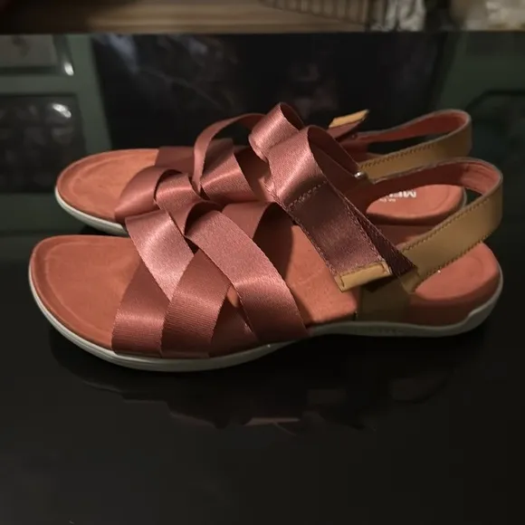 Merrell Dusty Rose Pink Redwood Sandals Adjustable Strap Vacation NWOB Size 9