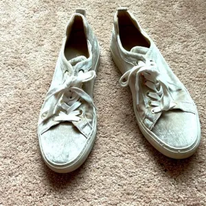 M.Gemi Velvet Low Top Lace Up Sneakers