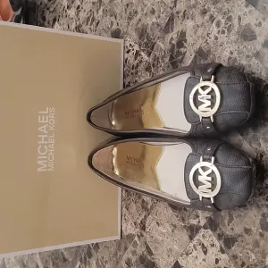 Michael Kors Monogram Flats 8.5M