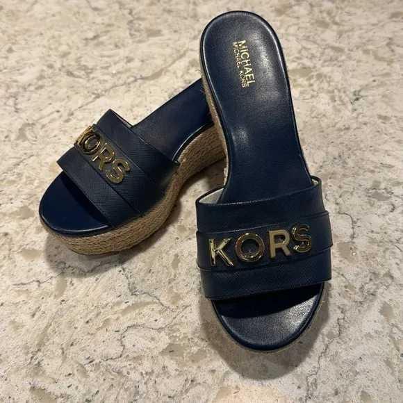MICHAEL KORS~WOMENS~NAVY~ROUND TOE~SLIP ON SANDALS~WITH GOLD METAL LETTERS~BR