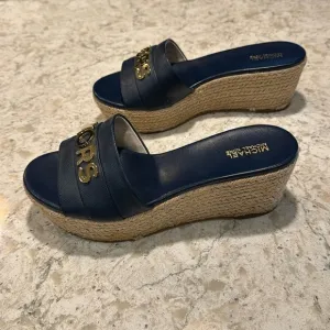 MICHAEL KORS~WOMENS~NAVY~ROUND TOE~SLIP ON SANDALS~WITH GOLD METAL LETTERS~BR