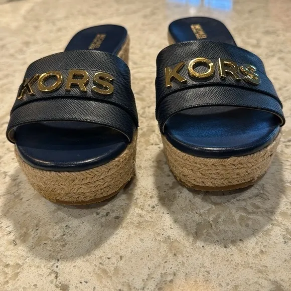 MICHAEL KORS~WOMENS~NAVY~ROUND TOE~SLIP ON SANDALS~WITH GOLD METAL LETTERS~BR