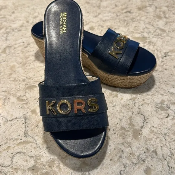 MICHAEL KORS~WOMENS~NAVY~ROUND TOE~SLIP ON SANDALS~WITH GOLD METAL LETTERS~BR