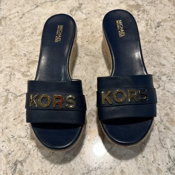 MICHAEL KORS~WOMENS~NAVY~ROUND TOE~SLIP ON SANDALS~WITH GOLD METAL LETTERS~BR