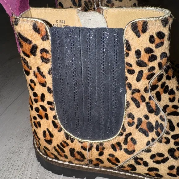 Mini Boden leather Chelsea boots size big kids 4