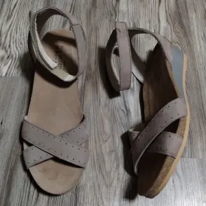 NAOT Wand Tan Wedge Sandals Women's Size 9