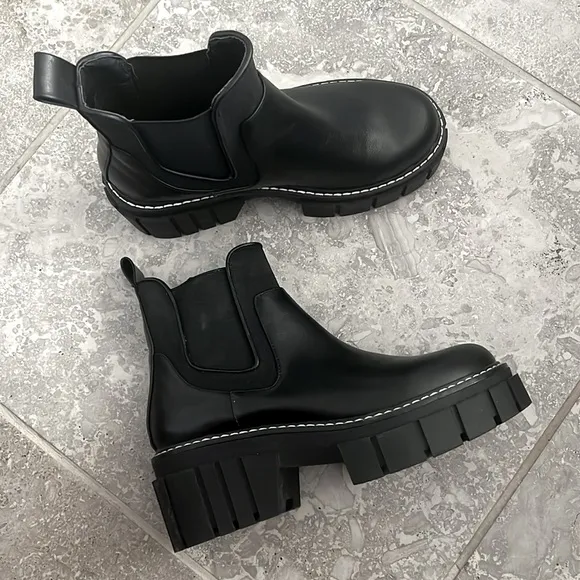 NEW BCBG Women's Ulysa Lug Sole Chelsea Booties, Size 5.5M / 35.5M New w/o Box $