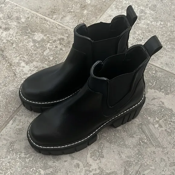 NEW BCBG Women's Ulysa Lug Sole Chelsea Booties, Size 5.5M / 35.5M New w/o Box $