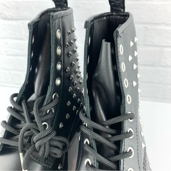 NEW Dr. Martens 1460 Stud Wanama Combat Boots Black/Silver Size 7 UK 5