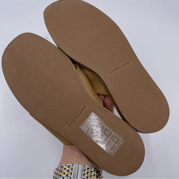 NEW Everlane Light Taupe Tan Leather Day Crossover Sandal in Size 6.5