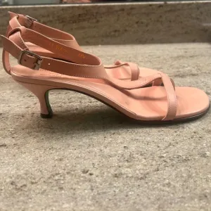 New! Gorgeous Salmon Pink Leather Donald Pliner Kitten Heel Sandals