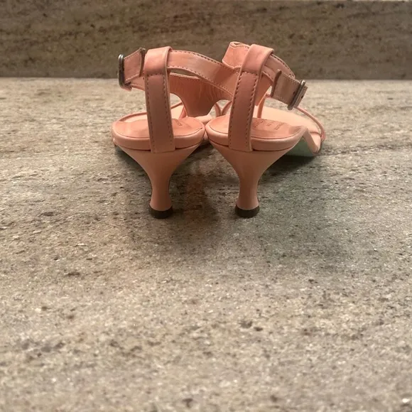 New! Gorgeous Salmon Pink Leather Donald Pliner Kitten Heel Sandals