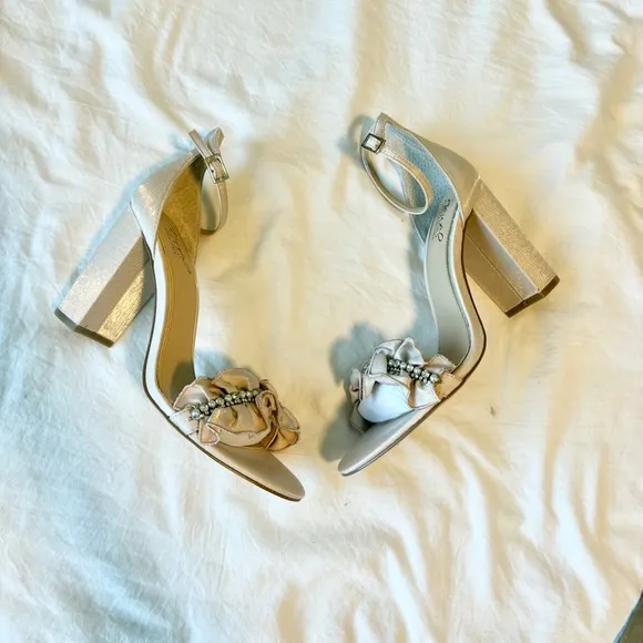 NEW Jewel Badgley Mischka Deva Ruffle Block Heel Rhinestone 8.5
