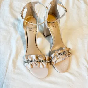 NEW Jewel Badgley Mischka Deva Ruffle Block Heel Rhinestone 8.5