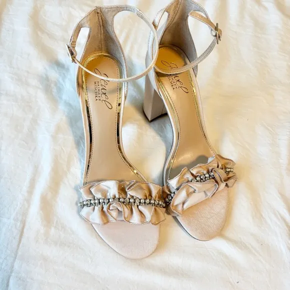 NEW Jewel Badgley Mischka Deva Ruffle Block Heel Rhinestone 8.5
