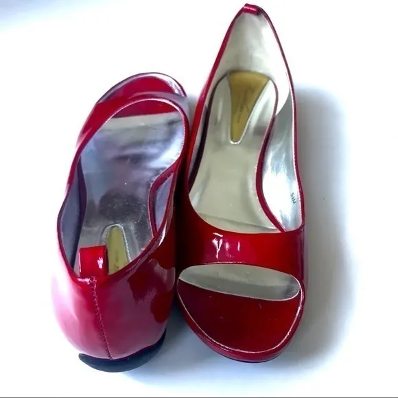 NEW Kenneth Cole Red Patent Leather Peep Toe 5.5M‎