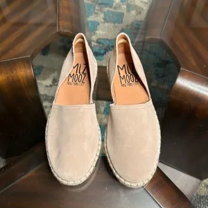 New NEVER WORN! CARMENA Miz Mooz size 40=9.-9.5