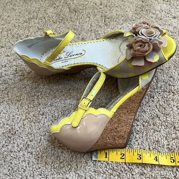 New! POETIC LICENSE Size 7 yellow crazy daisy scalloped polka dot wedge sandals