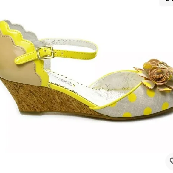 New! POETIC LICENSE Size 7 yellow crazy daisy scalloped polka dot wedge sandals