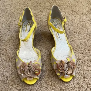 New! POETIC LICENSE Size 7 yellow crazy daisy scalloped polka dot wedge sandals