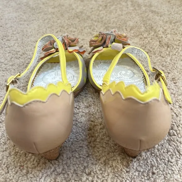 New! POETIC LICENSE Size 7 yellow crazy daisy scalloped polka dot wedge sandals