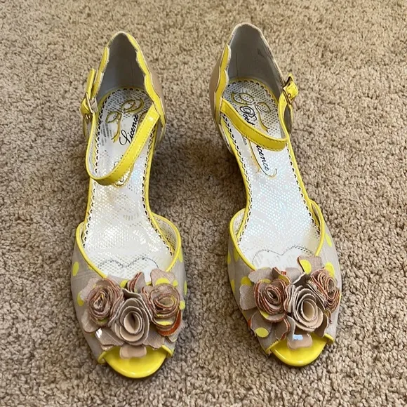 New! POETIC LICENSE Size 7 yellow crazy daisy scalloped polka dot wedge sandals