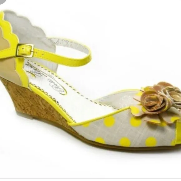New! POETIC LICENSE Size 7 yellow crazy daisy scalloped polka dot wedge sandals