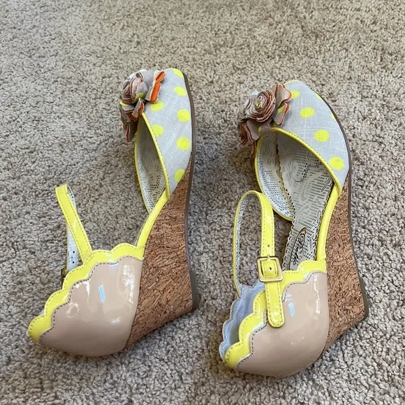 New! POETIC LICENSE Size 7 yellow crazy daisy scalloped polka dot wedge sandals