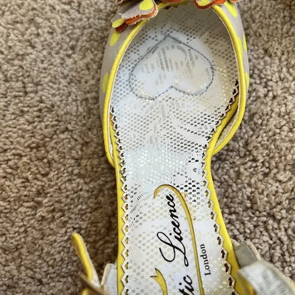 New! POETIC LICENSE Size 7 yellow crazy daisy scalloped polka dot wedge sandals