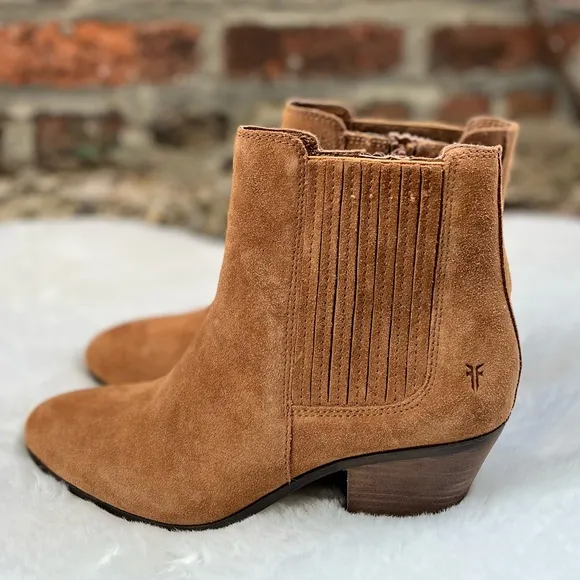 NEW Size 8.5 Frye Sandra Chelsea Block Heel Western Boots Cognac Suede Leather