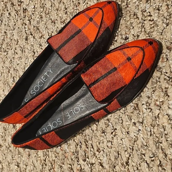 New Sole Society sheared dye cow hide uppers flats. Red and black