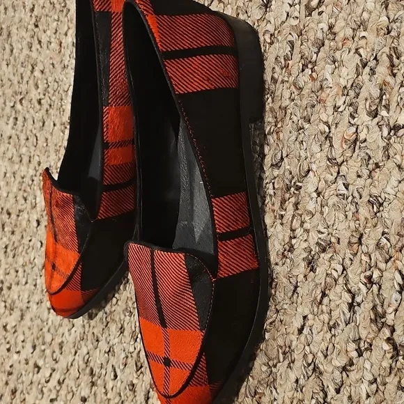 New Sole Society sheared dye cow hide uppers flats. Red and black