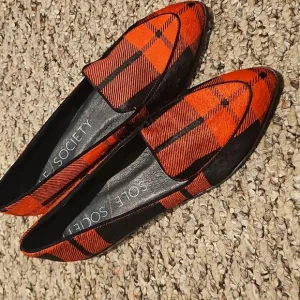 New Sole Society sheared dye cow hide uppers flats. Red and black