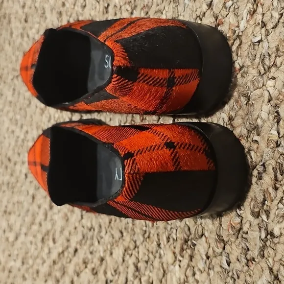New Sole Society sheared dye cow hide uppers flats. Red and black