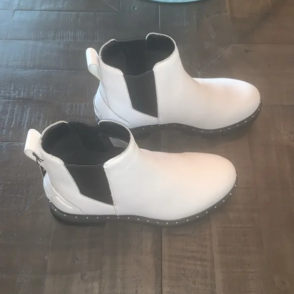 NEW Sorel Lennox Chelsea white and black boots 8