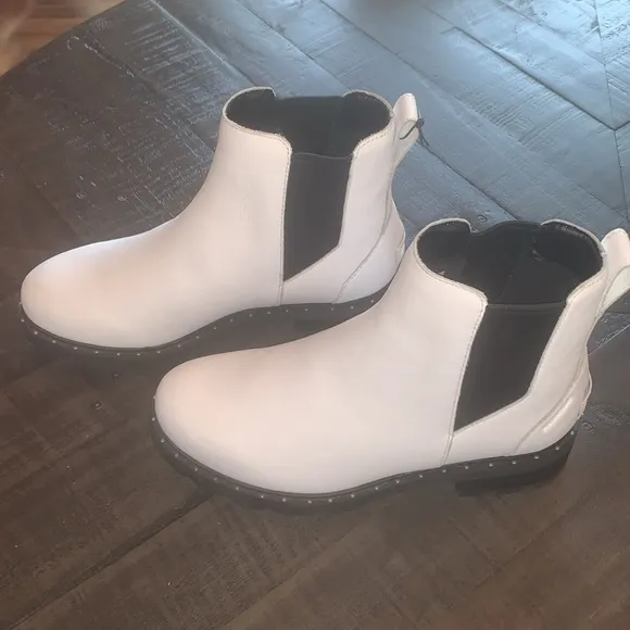 NEW Sorel Lennox Chelsea white and black boots 8