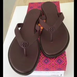 New Tory Burch Benton Thong Logo Sandals Leather