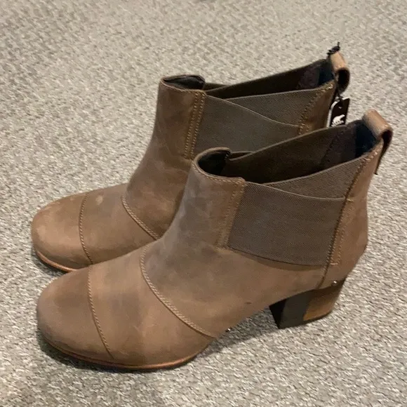 New Women’s Sorel Addington Chelsea Boots