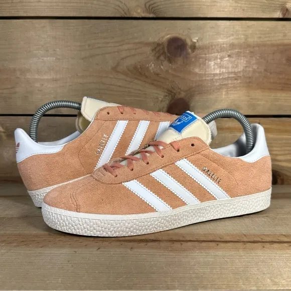 NEW Youth Sizes Adidas Gazelle “Wonder Clay Cloud White” Low Top Sneakers IG1699