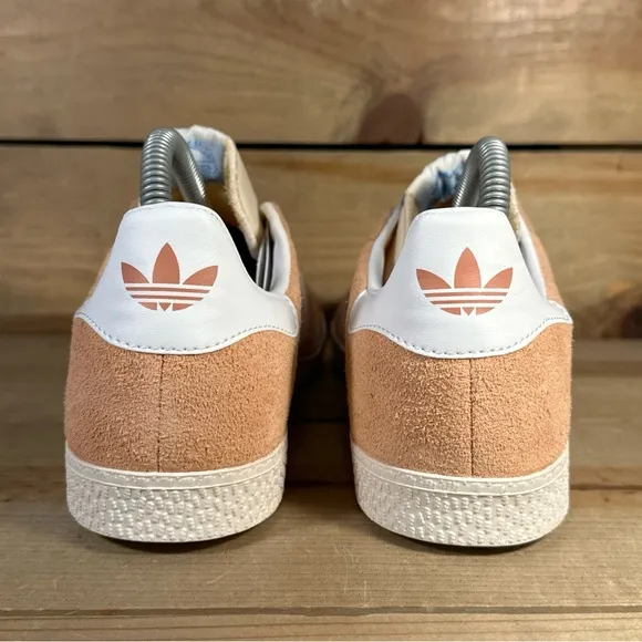 NEW Youth Sizes Adidas Gazelle “Wonder Clay Cloud White” Low Top Sneakers IG1699