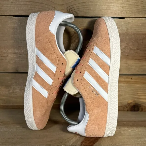 NEW Youth Sizes Adidas Gazelle “Wonder Clay Cloud White” Low Top Sneakers IG1699