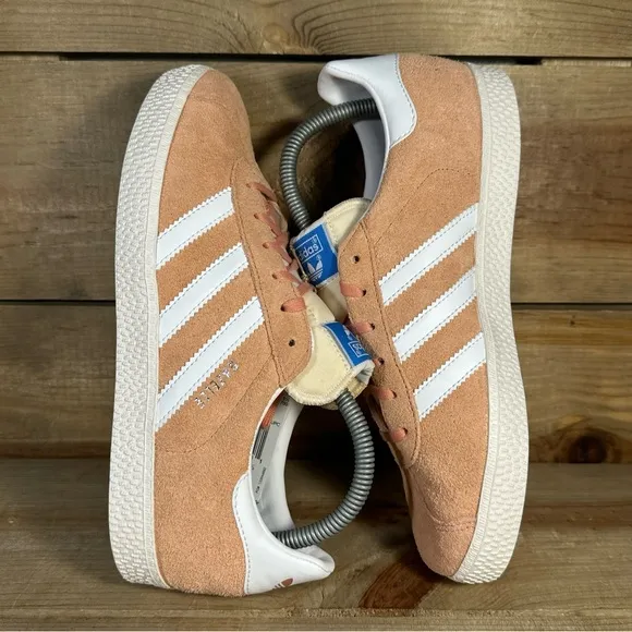 NEW Youth Sizes Adidas Gazelle “Wonder Clay Cloud White” Low Top Sneakers IG1699