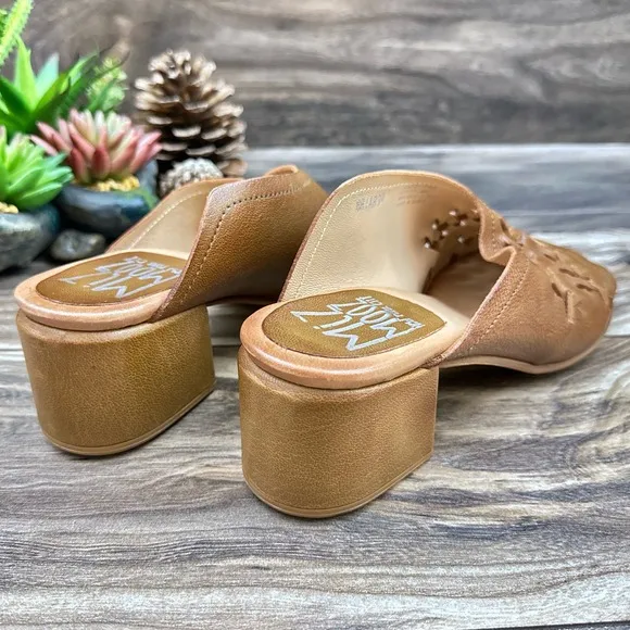 NIB Miz Mooz Briar 39 8.5-9 Whipstitch Leather Heeled Slide Sandal Brandy Brown