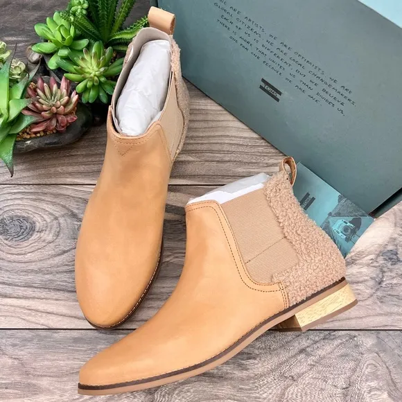 NIB Toms Ella Leather Slip On Chelsea Boots Honey Leather Faux Shearling 9M 40